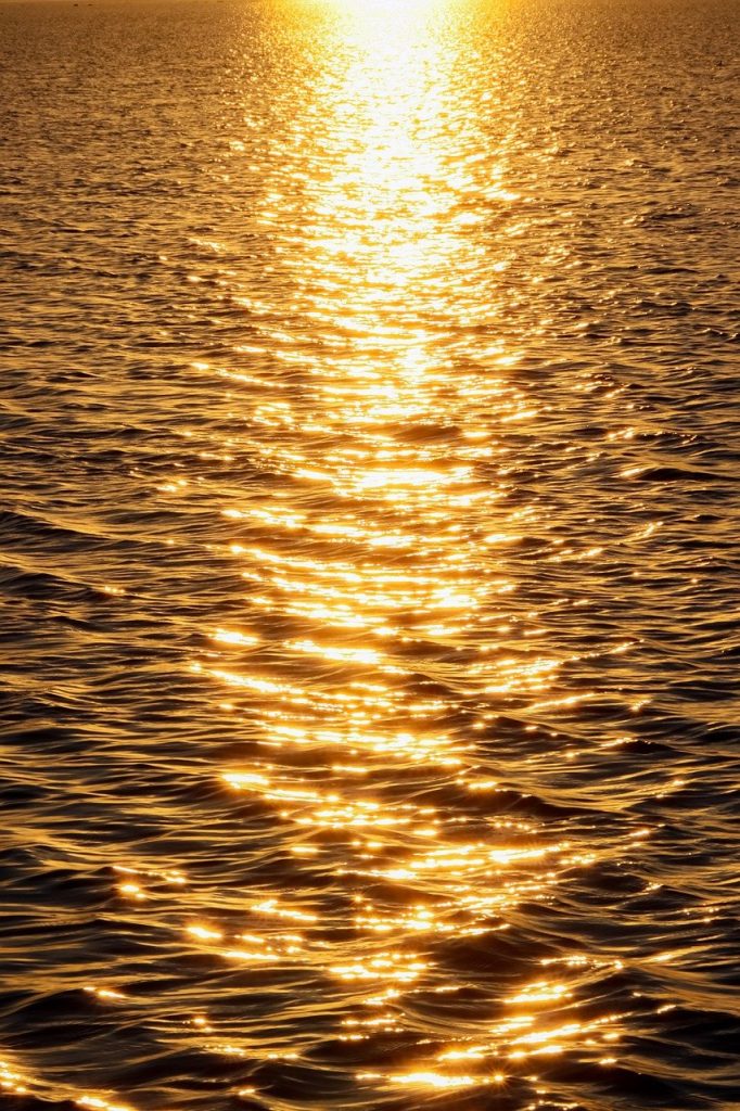 découvrez la magie d'un coucher de soleil, une palette de couleurs envoûtantes qui illumine l'horizon, créant des moments de sérénité et de beauté. laissez-vous transporter par la chaleur des teintes dorées et roses qui annoncent la fin de la journée.