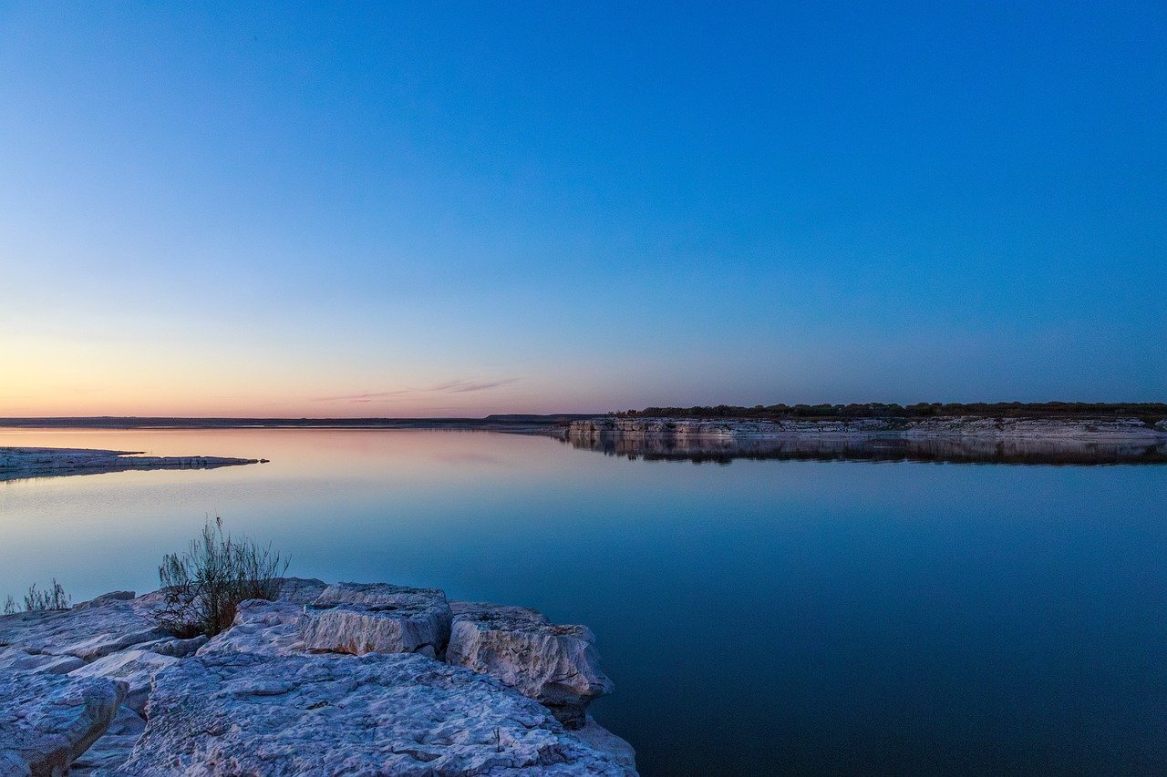 découvrez la beauté envoûtante d'un coucher de soleil, où le ciel se teinte de couleurs chatoyantes et où la nature s'illumine d'une magie unique. parfait pour les amoureux de la photographie, les rêveurs et tous ceux qui cherchent à s'évader.