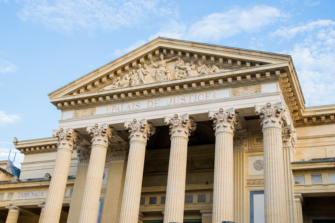 explorez le concept de justice, ses principes fondamentaux et son rôle essentiel dans la société. découvrez comment la justice influence notre vie quotidienne et garantit l'équité et les droits de chaque individu.