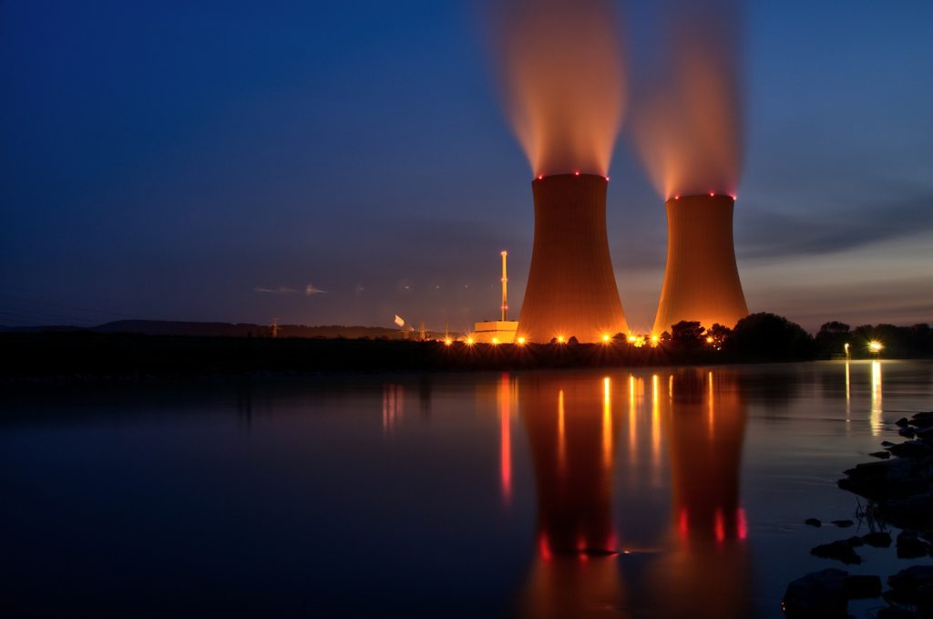découvrez l'importance de la sécurité nucléaire, ses normes et protocoles pour protéger l'environnement et la santé publique des risques liés à l'énergie atomique.