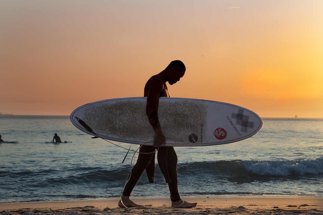 découvrez l'univers captivant du surf : des vagues majestueuses aux techniques de glisse. que vous soyez débutant ou surfeur expérimenté, plongez dans des conseils, des destinations idéales et des équipements essentiels pour profiter pleinement de ce sport plein d'adrénaline.