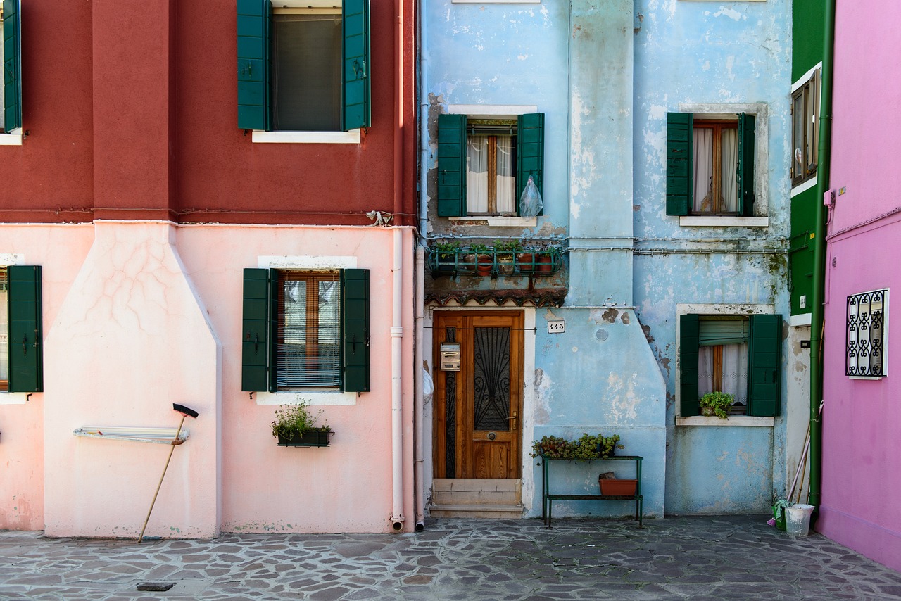 découvrez les charmes des villages traditionnels, où l'histoire et la culture se mêlent dans des paysages pittoresques. promenez-vous dans des ruelles pavées, explorez des maisons à colombages et savourez des spécialités locales dans ces havres de paix authentiques.