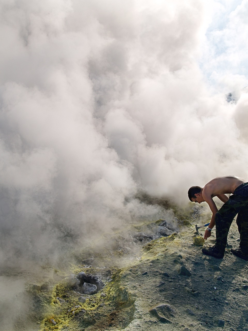 découvrez les merveilles de la volcanologie, l'étude fascinante des volcans et des phénomènes associés. plongez dans les mécanismes des éruptions, explorez les différents types de volcans et comprenez leur impact sur notre planète ainsi que sur la vie humaine.