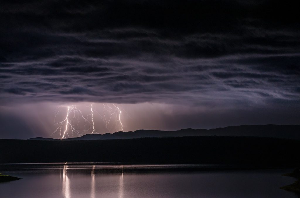 découvrez les orages : phénomènes naturels fascinants alliant éclairs, tonnerre et pluies torrentielles. apprenez à comprendre leur formation, leurs impacts et comment rester en sécurité lors de fortes tempêtes.